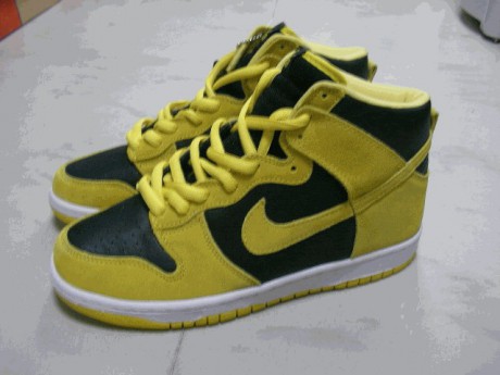 dunk black and yellow
